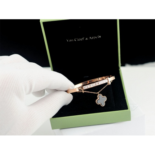 Cheap Van Cleef&Arpels Bracelets 296463 Replica Wholesale [20.00 USD] [ITEM296463] on Replica