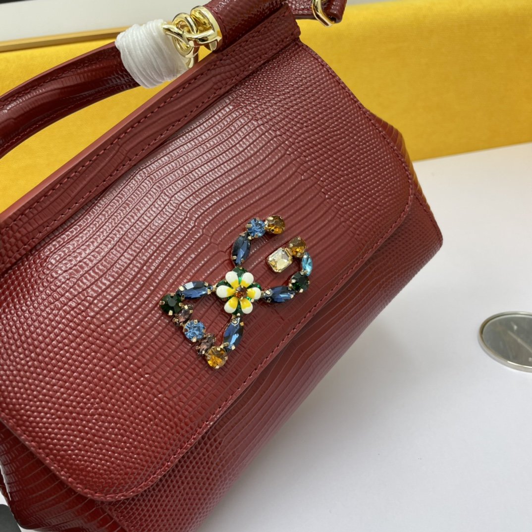 Cheap Dolce & Gabbana D&G AAA Quality Messenger Bags For Women #868372