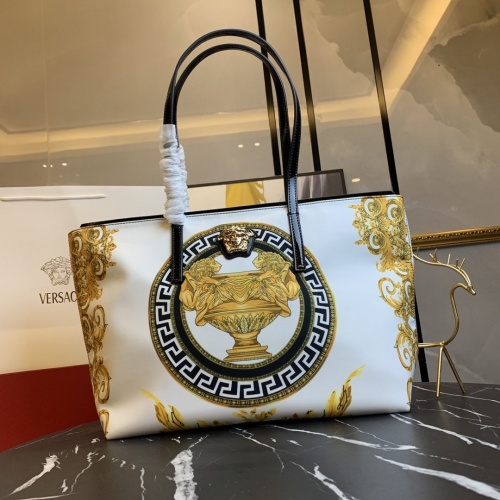 Cheap Versace AAA Quality Handbags For Women #889005 Replica Wholesale [$220.00 USD] [ITEM#889005] on Replica Versace AAA Quality Handbags
