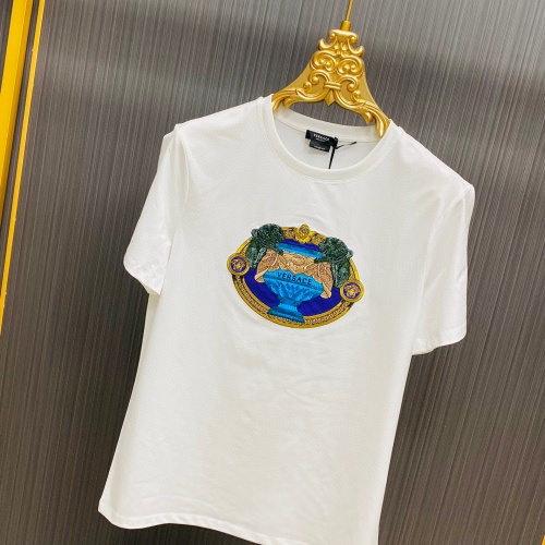 Cheap Versace T-Shirts Short Sleeved For Unisex #963975 Replica Wholesale [$68.00 USD] [ITEM#963975] on Replica Versace T-Shirts