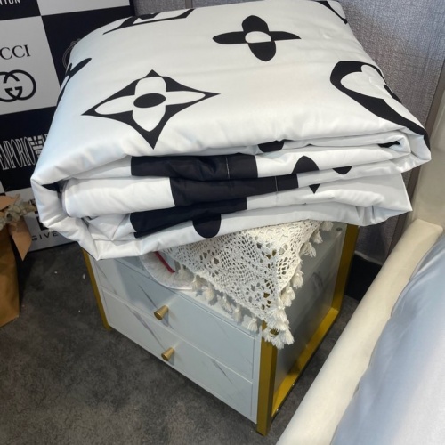 Cheap Louis Vuitton Bedding #987909 Replica Wholesale [$72.00 USD] [ITEM#987909] on Replica Louis Vuitton Bedding