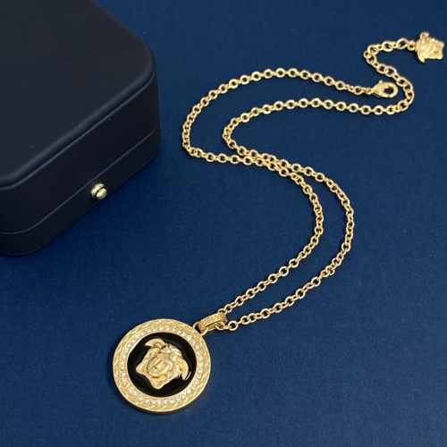 Cheap Versace Necklaces #1154571 Replica Wholesale [$32.00 USD] [ITEM#1154571] on Replica Versace Necklaces