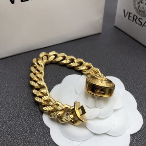 Cheap Versace Bracelets #1161362 Replica Wholesale [$32.00 USD] [ITEM#1161362] on Replica Versace Bracelets