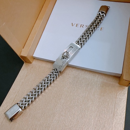 Cheap Versace Bracelets #1184038 Replica Wholesale [$52.00 USD] [ITEM#1184038] on Replica Versace Bracelets