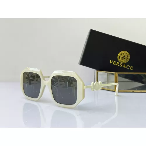 Versace AAA Quality Sunglasses #1296319