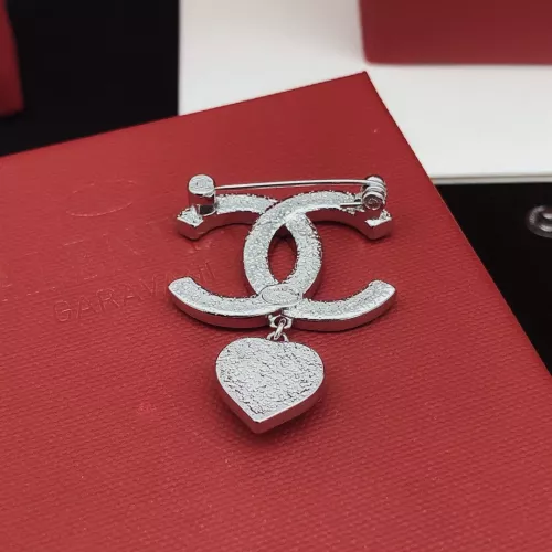 Cheap Chanel Brooches For Women #1337695 Replica Wholesale [$29.00 USD] [ITEM#1337695] on Replica Chanel Brooches