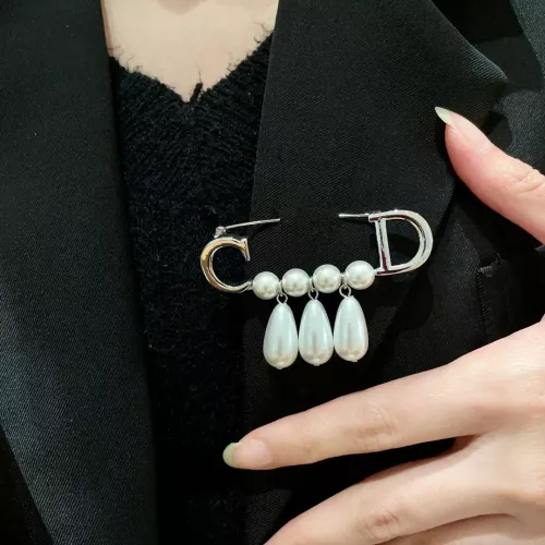 Cheap Christian Dior Brooches For Women #1350968 Replica Wholesale [$32.00 USD] [ITEM#1350968] on Replica Christian Dior Brooches