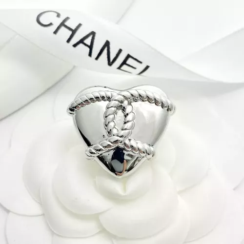 Cheap Chanel Brooches For Women #1352282 Replica Wholesale [$27.00 USD] [ITEM#1352282] on Replica Chanel Brooches
