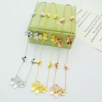 Cheap Van Cleef &amp; Arpels Necklaces For Women #1351803 Replica Wholesale [$32.00 USD] [ITEM#1351803] on Replica Van Cleef &amp; Arpels Necklaces