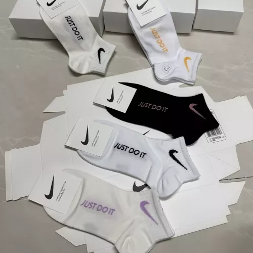 Cheap Nike Socks For Women #1360320 Replica Wholesale [$25.00 USD] [ITEM#1360320] on Replica Nike Socks
