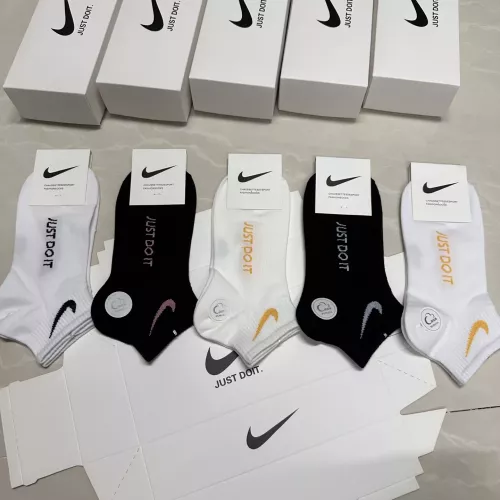 Cheap Nike Socks For Women #1360321 Replica Wholesale [$25.00 USD] [ITEM#1360321] on Replica Nike Socks