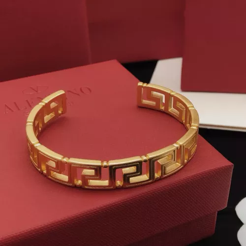 Cheap Versace Bracelets #1373093 Replica Wholesale [$32.00 USD] [ITEM#1373093] on Replica Versace Bracelets