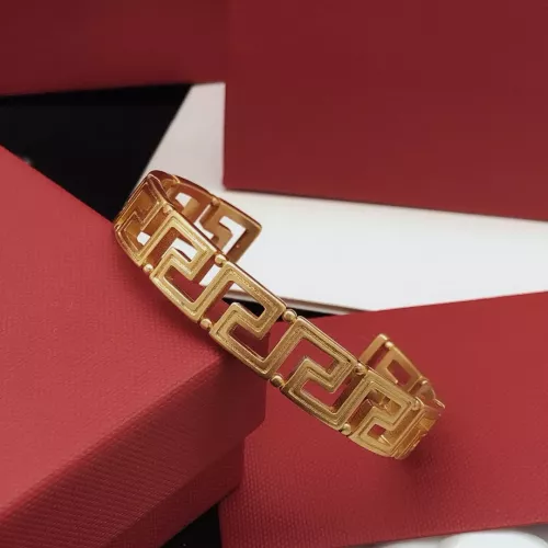 Cheap Versace Bracelets #1373093 Replica Wholesale [$32.00 USD] [ITEM#1373093] on Replica Versace Bracelets