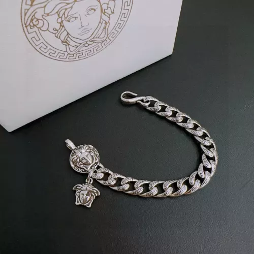 Cheap Versace Bracelets For Unisex #1373783 Replica Wholesale [$82.00 USD] [ITEM#1373783] on Replica Versace Bracelets