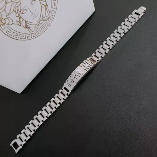 Cheap Versace Bracelets For Men #1373788 Replica Wholesale [$56.00 USD] [ITEM#1373788] on Replica Versace Bracelets
