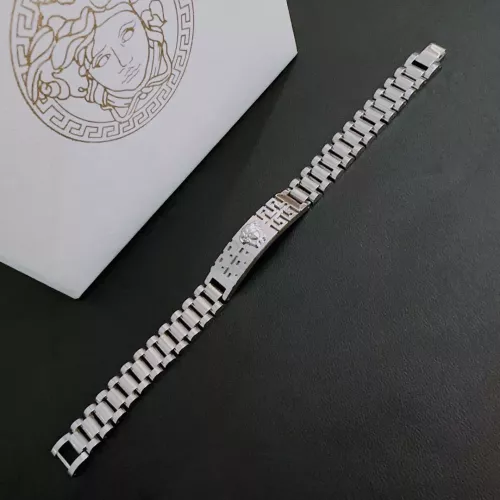 Cheap Versace Bracelets For Men #1373788 Replica Wholesale [$56.00 USD] [ITEM#1373788] on Replica Versace Bracelets