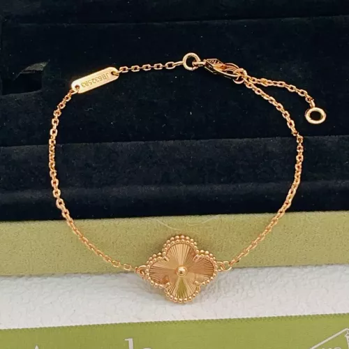 Cheap Van Cleef &amp; Arpels Bracelets For Women #1390348 Replica Wholesale [$25.00 USD] [ITEM#1390348] on Replica Van Cleef &amp; Arpels Bracelets