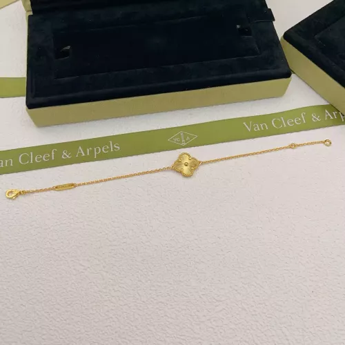 Cheap Van Cleef &amp; Arpels Bracelets For Women #1390349 Replica Wholesale [$25.00 USD] [ITEM#1390349] on Replica Van Cleef &amp; Arpels Bracelets