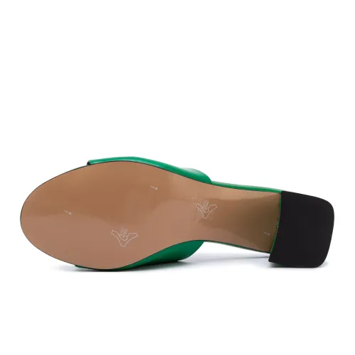 Cheap Versace Slippers For Women #1392841 Replica Wholesale [$85.00 USD] [ITEM#1392841] on Replica Versace Slippers