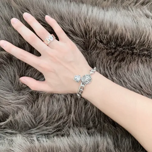 Cheap Versace Bracelets #1398048 Replica Wholesale [$60.00 USD] [ITEM#1398048] on Replica Versace Bracelets