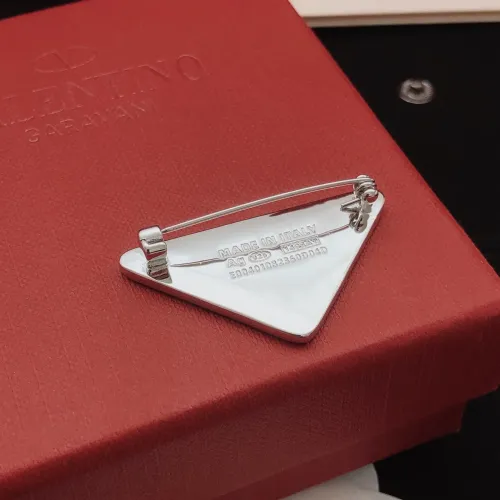 Cheap Prada Brooches #1398396 Replica Wholesale [$27.00 USD] [ITEM#1398396] on Replica Prada Brooches