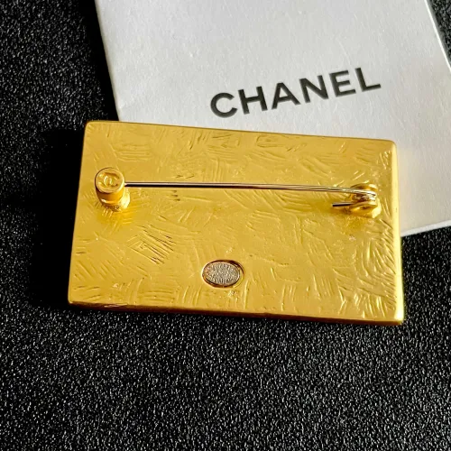 Cheap Chanel Brooches For Women #1399002 Replica Wholesale [$27.00 USD] [ITEM#1399002] on Replica Chanel Brooches