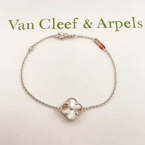 Cheap Van Cleef &amp; Arpels Bracelets For Women #1406652 Replica Wholesale [$25.00 USD] [ITEM#1406652] on Replica Van Cleef &amp; Arpels Bracelets