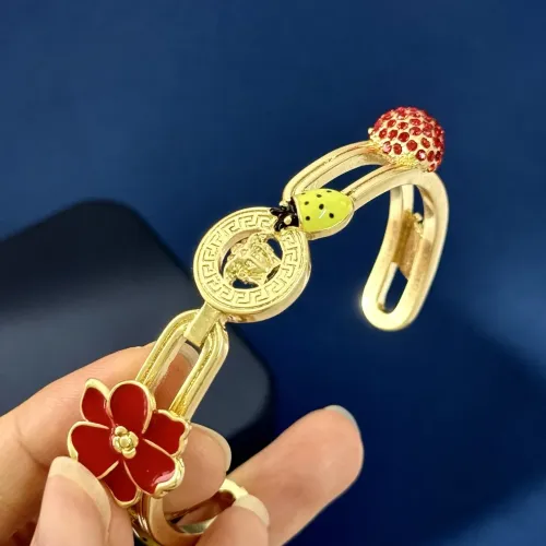 Cheap Versace Bracelets #1407115 Replica Wholesale [$32.00 USD] [ITEM#1407115] on Replica Versace Bracelets