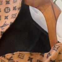 Cheap Louis Vuitton Poncho For Women #1406149 Replica Wholesale [$52.00 USD] [ITEM#1406149] on Replica Louis Vuitton Scarf