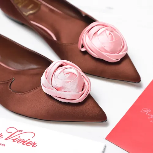Cheap Roger Vivier RV Flat Shoes For Women #1418121 Replica Wholesale [$115.00 USD] [ITEM#1418121] on Replica Roger Vivier RV Flat Shoes