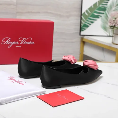 Cheap Roger Vivier RV Flat Shoes For Women #1418122 Replica Wholesale [$115.00 USD] [ITEM#1418122] on Replica Roger Vivier RV Flat Shoes