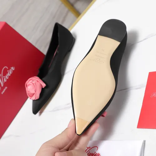 Cheap Roger Vivier RV Flat Shoes For Women #1418122 Replica Wholesale [$115.00 USD] [ITEM#1418122] on Replica Roger Vivier RV Flat Shoes