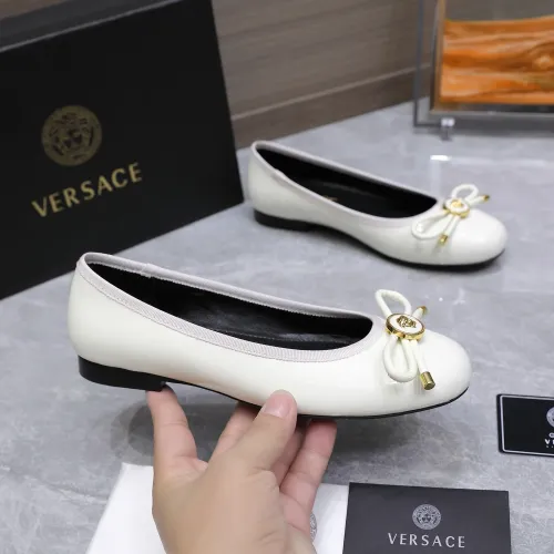 Cheap Versace Flat Shoes For Women #1422325 Replica Wholesale [$118.00 USD] [ITEM#1422325] on Replica Versace Flat Shoes