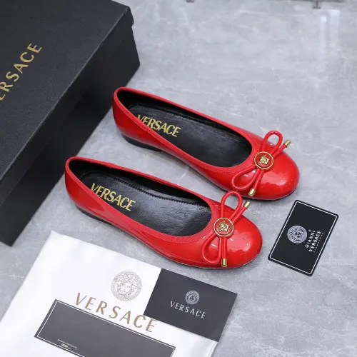 Cheap Versace Flat Shoes For Women #1422328 Replica Wholesale [$118.00 USD] [ITEM#1422328] on Replica Versace Flat Shoes