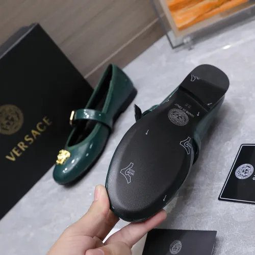 Cheap Versace Flat Shoes For Women #1422331 Replica Wholesale [$118.00 USD] [ITEM#1422331] on Replica Versace Flat Shoes