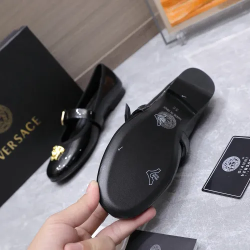 Cheap Versace Flat Shoes For Women #1422332 Replica Wholesale [$118.00 USD] [ITEM#1422332] on Replica Versace Flat Shoes