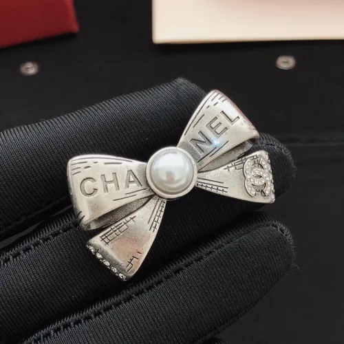 Cheap Chanel Brooches For Women #1426321 Replica Wholesale [$29.00 USD] [ITEM#1426321] on Replica Chanel Brooches