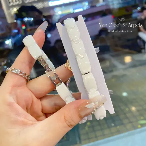 Cheap Van Cleef &amp; Arpels Watches For Women #1431364 Replica Wholesale [$41.00 USD] [ITEM#1431364] on Replica Van Cleef &amp; Arpels Watches